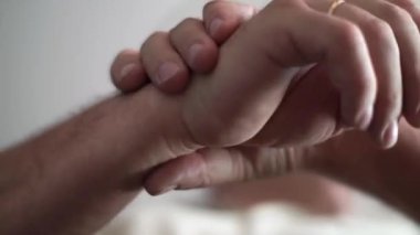 Yaşlı bir adam eklemlerinde ve bileklerinde eklem iltihabı, eklem iltihabı, artrit ve periartrit belirtileriyle masaj yapar. Kapatın. Sağlık ve ilaç ürünleri konsepti için kullanım