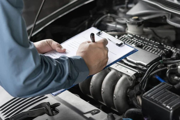 Close Hand Car Service Staff Check Engine Malfunctions Mistake Check — Stock Photo, Image