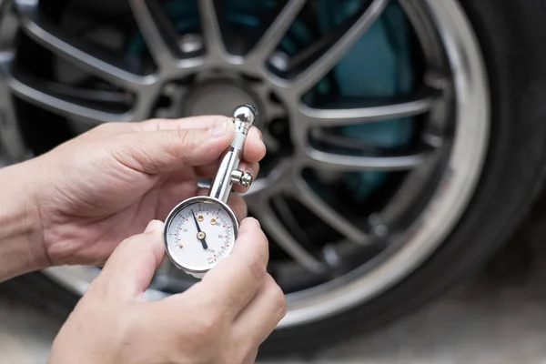 Home Car Basic Check Close Man Hold Air Pressure Gauge — Φωτογραφία Αρχείου