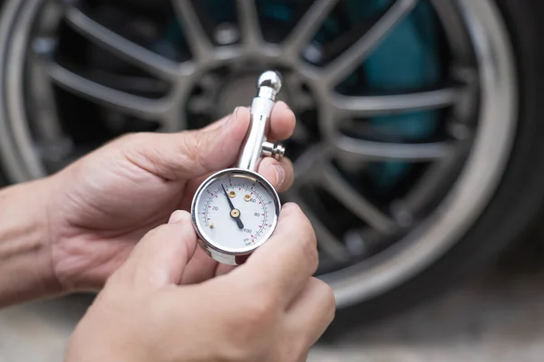 Home Car Basic Check Close Man Hold Air Pressure Gauge — Φωτογραφία Αρχείου