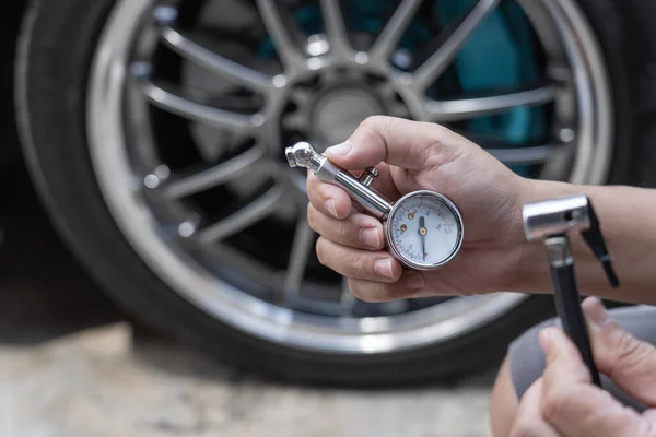 Home Car Basic Check Man Use Air Pressure Gauge Check — Fotografia de Stock