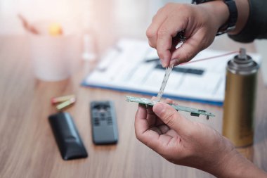 Elektronik bir servis elemanını kapat ve uzaktan temizleme spreyi ile kontrol et. Masadaki tornavida ve onarım teftiş belgelerinde sorun var mı?