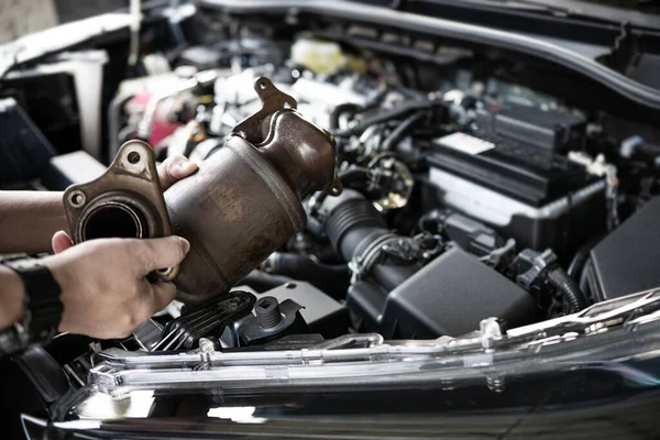 Close Old Catalytic Converter Hand Technician Remove Engine Gasoline Car — Stockfoto