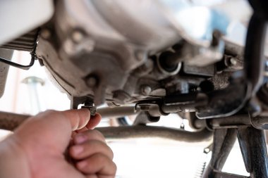 Motorun motorunun fındık yağı kapağını kapat ve motor yağı bakım servisi döngüsünü tek başına değiştirmesi için birini gönder.