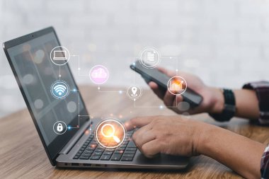 İnternet ağı konsepti hakkında bilgi aranıyor. İnsan, bulut teknolojisi veri deposunda dizüstü bilgisayar araması yapar ve internet, doku ve kopyalama alanına bağlı akıllı telefon kullanır