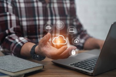 Ekose gömlek giyen bir adam elinde bulut hesaplama diyagramı olan dizüstü bilgisayar kullanır: ev ofis teknolojisi ve ağ konseptinde çalışır  