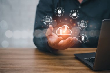 Adam elinde bulut hesaplama şeması olan bir dizüstü bilgisayar kullanıyor. Modern çalışma teknolojisi, internetteki iletişim. İş ve teknoloji konsepti