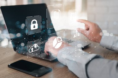 İşadamı, sanal ekran konseptindeki yönetimi belgelemek ve ofiste, çevrimiçi belge veritabanında ve dijital dosya depolama sisteminde çalışmak için dizüstü bilgisayar kullanıyor.