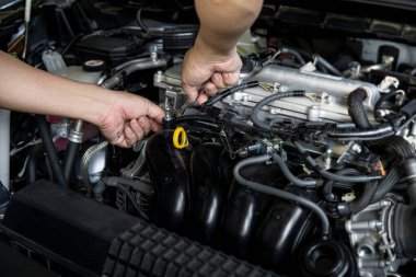 Adam basit araba tamiri için açık uçlu anahtar kullanıyor. Makine dairesinde, araba servisi konseptinde.
