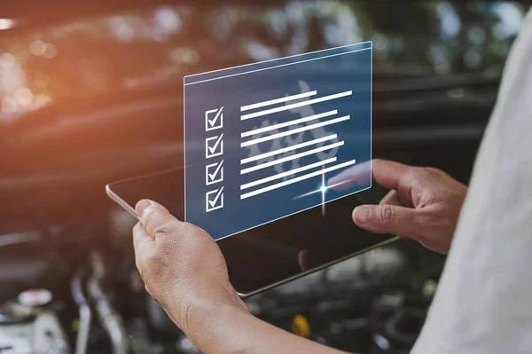 Koncepcja Technologia Biznesu Samochodowego Wirtualnym Ekranie Serviceman Korzystać Tabletu Sprawdź — Zdjęcie stockowe