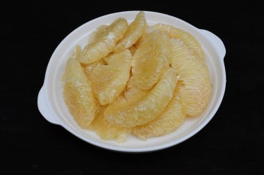 Soyulmuş Pomelo beyaz tabakta