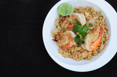 Tayland usulü karidesli kızarmış pirinç.