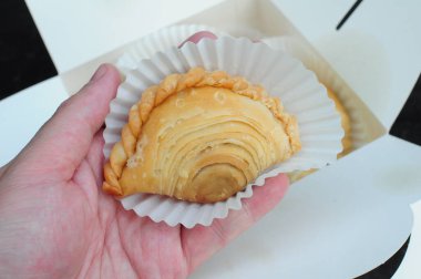 Karton kutuda körili tavuk.