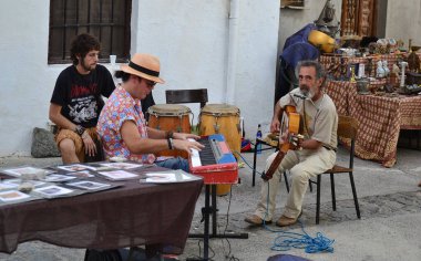 Atalbeitar, La Taha, Granada, İspanya, 8 Ekim 2016; müzik enstrümanlı müzisyenler piyano, gitar, congas veya mezar, kasaba festivalleri vesilesiyle çalıyorlar.