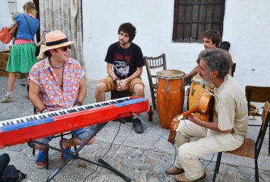 Atalbeitar, La Taha, Granada, İspanya, 8 Ekim 2016; müzik enstrümanlı müzisyenler piyano, gitar, congas veya mezar, kasaba festivalleri vesilesiyle çalıyorlar.