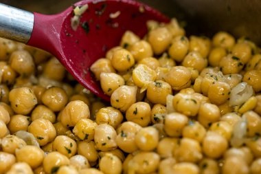 Kırmızı kaşıkla nohut pişirmek. Gastronomi.