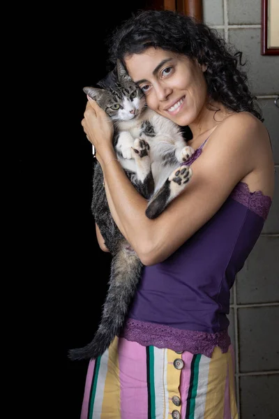 곱슬곱슬 여자가 고양이를 어루만지고 동물의 동물의 애호가 고양이 애호가 미국의 — 스톡 사진