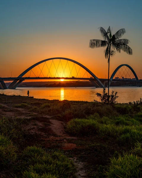Brezilya Brasilia Daki Köprüsü Nde Günbatımı Parano Gölü Kıyısındaki Bir — Stok fotoğraf