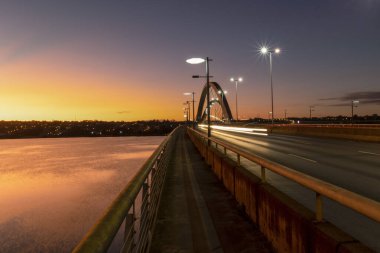 Brezilya, Brasilia 'daki JK Köprüsünde şafak vakti. Parano Gölü kıyısında. Şehir manzarası.