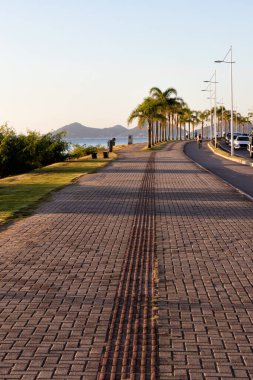 Güney Brezilya 'da Florianopolis' te bir plajın tahta kaldırımından görüntü. Panorama. Doğa. Şehir manzarası. Altın saat.