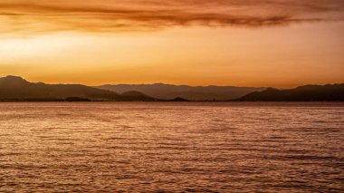Güney Brezilya 'da Florianopolis' te günbatımı manzarası. Deniz kıyısındaki sahil yolunda. Panorama. Doğa. Şehir manzarası. Altın saat.