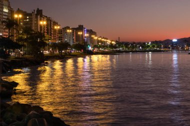 Güney Brezilya 'da Florianopolis' te günbatımı manzarası. Deniz kıyısındaki sahil yolunda. Panorama. Doğa. Şehir manzarası. Altın saat.