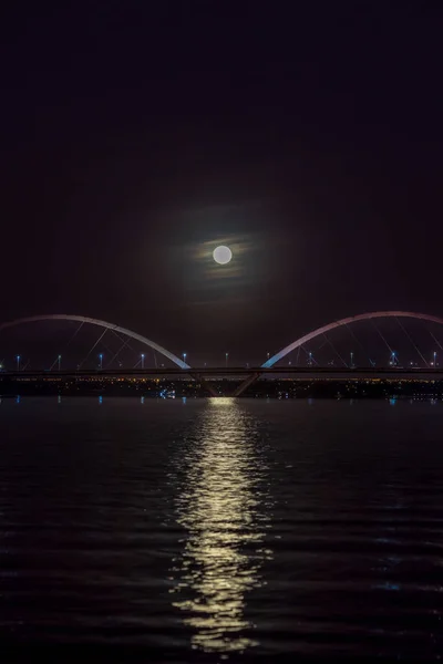 Moon Sunset Bridge Brasilia Brazil Fog Paranoa Lake Supermoon Rays — Stok fotoğraf