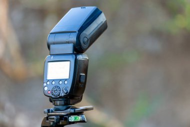 Sahada hızlı bir parlama.