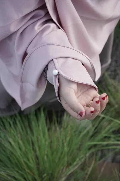 Mão Uma Mulher Muçulmana Asiática — Fotografia de Stock