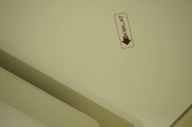 Otel odasının tavanında Qibla istikameti..