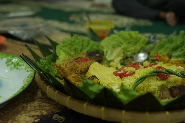 Желтый Рис Типичное Индонезийское Блюдо Часто Подается Время Празднования Дня — стоковое фото