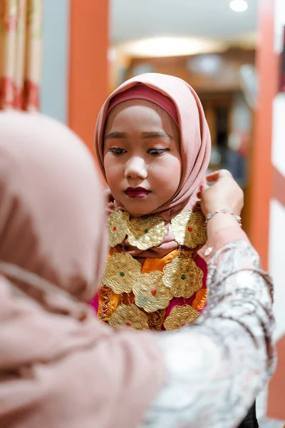 Labuan Bajo Indonesia Marzo 2021 Una Niña Vestida Con Ropa —  Fotos de Stock