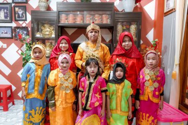 Labuan Bajo, Endonezya - 09 Mart 2021: Endonezya 'nın geleneksel Bugis etnik giysileri içinde aile fotoğrafı. Bugis düğün töreni..