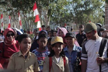 Labuan Bajo, Endonezya - 19 Ağustos 2019: Geleneksel kostümler ve çeşitli mesleklerden kostümler giyen çocukların katıldığı bağımsızlık geçidi.