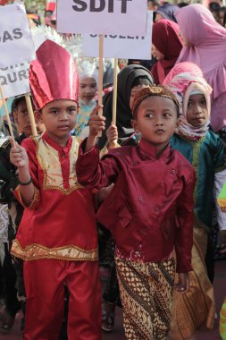 Labuan Bajo, Endonezya - 19 Ağustos 2019: Geleneksel kostümler ve çeşitli mesleklerden kostümler giyen çocukların katıldığı bağımsızlık geçidi.