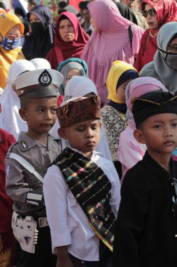 Labuan Bajo, Endonezya - 19 Ağustos 2019: Geleneksel kostümler ve çeşitli mesleklerden kostümler giyen çocukların katıldığı bağımsızlık geçidi.