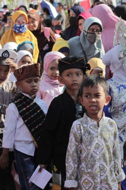 Labuan Bajo, Endonezya - 19 Ağustos 2019: Geleneksel kostümler ve çeşitli mesleklerden kostümler giyen çocukların katıldığı bağımsızlık geçidi.