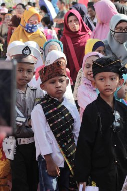 Labuan Bajo, Endonezya - 19 Ağustos 2019: Geleneksel kostümler ve çeşitli mesleklerden kostümler giyen çocukların katıldığı bağımsızlık geçidi.