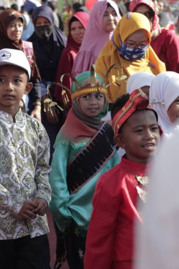 Labuan Bajo, Endonezya - 19 Ağustos 2019: Geleneksel kostümler ve çeşitli mesleklerden kostümler giyen çocukların katıldığı bağımsızlık geçidi.