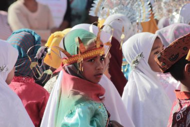 Labuan Bajo, Endonezya - 19 Ağustos 2019: Geleneksel kostümler ve çeşitli mesleklerden kostümler giyen çocukların katıldığı bağımsızlık geçidi.