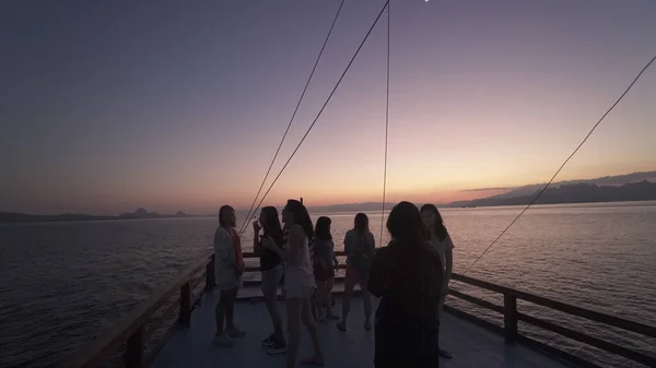 Labuan Bajo Indonésia Setembro 2019 Silhueta Turistas Férias Labuan Bajo — Fotografia de Stock