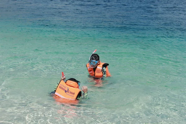 Niet Geïdentificeerde Toeristen Zwemmen Het Strand Met Zwemvesten Snorkelbrillen — Stockfoto