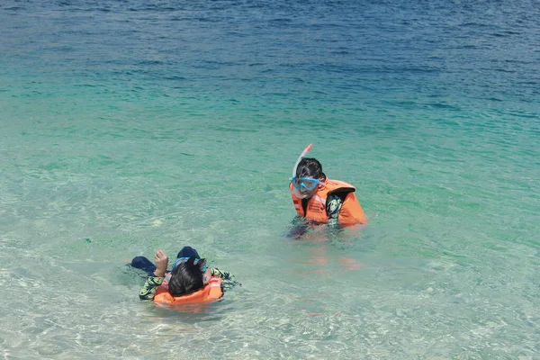 Αγνώστων Στοιχείων Τουρίστες Κολυμπούν Στην Παραλία Φορώντας Σωσίβια Και Γυαλιά — Φωτογραφία Αρχείου