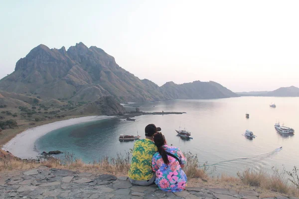 Labuan Bajo Indonésie Června 2019 Turisté Užívají Výlet Vrchol Ostrova — Stock fotografie
