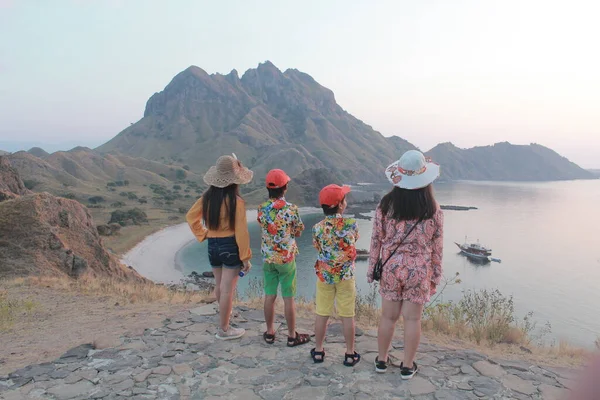 Labuan Bajo Indonésia Junho 2019 Turistas Desfrutam Viagem Topo Ilha — Fotografia de Stock