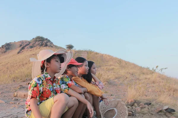 Labuan Bajo Indonésia Junho 2019 Turistas Desfrutam Viagem Topo Ilha — Fotografia de Stock