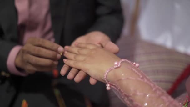 Vőlegény Behelyezi Menyasszony Hajsza Gyűrűjét — Stock videók