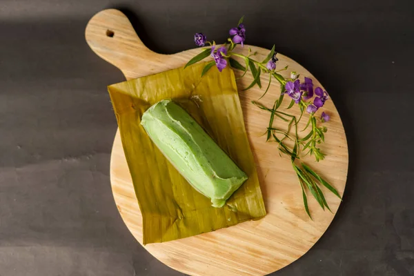 Barongko cake is a typical cake from Makassar, South Sulawesi, this cake is made from bananas mixed with coconut milk and added with eggs to make it taste more savory. This cake is perfect for a snack accompanied by coffee.