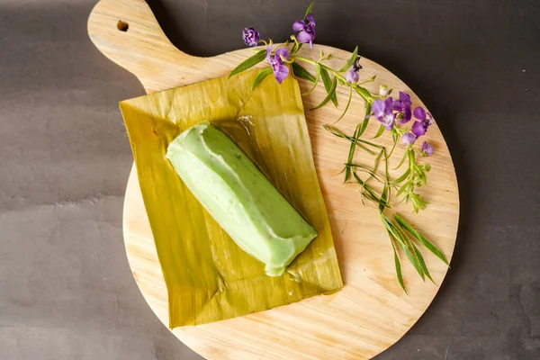 Barongko cake is a typical cake from Makassar, South Sulawesi, this cake is made from bananas mixed with coconut milk and added with eggs to make it taste more savory. This cake is perfect for a snack accompanied by coffee.