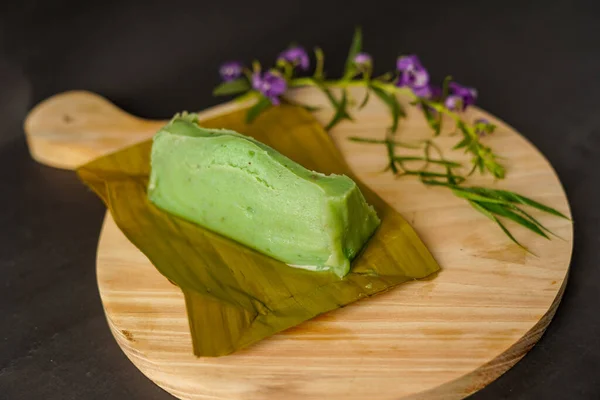 Barongko cake is a typical cake from Makassar, South Sulawesi, this cake is made from bananas mixed with coconut milk and added with eggs to make it taste more savory. This cake is perfect for a snack accompanied by coffee.